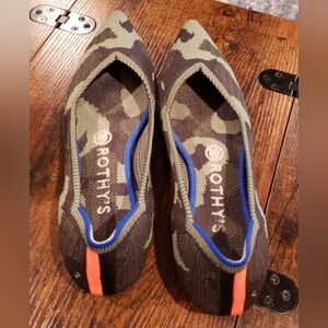 Rothy’s Pointed Toe Camo Flats Orange Heel Stripe 7.5